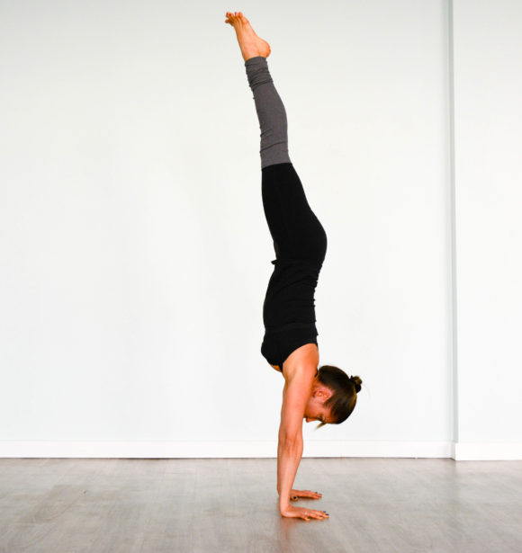 Online Yoga Classes for Learning How to Do Handstands - büddhi - Online ...